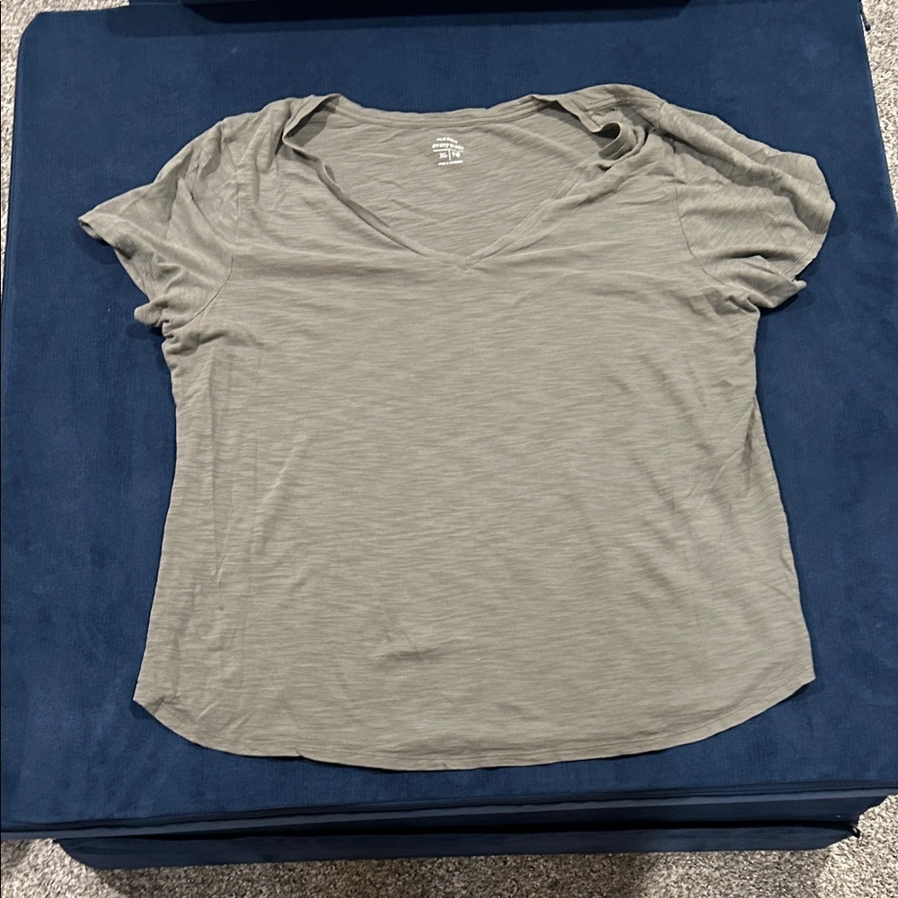Old Navy Light Gray Short Sleeve Tee